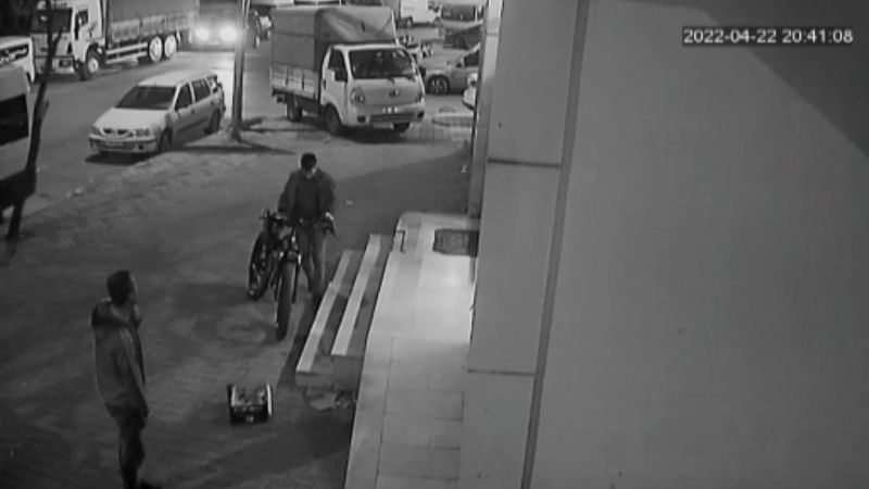 Bağcılar'da eşinin ameliyatı için satacağı bisikleti çaldırdı