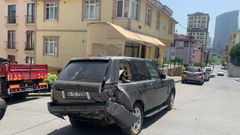 Ümraniye'de lüks cip, bina boşluğuna düştü