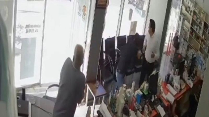 Şanlıurfa’da, eczaneye tüfekli saldırı kameraya yansıdı