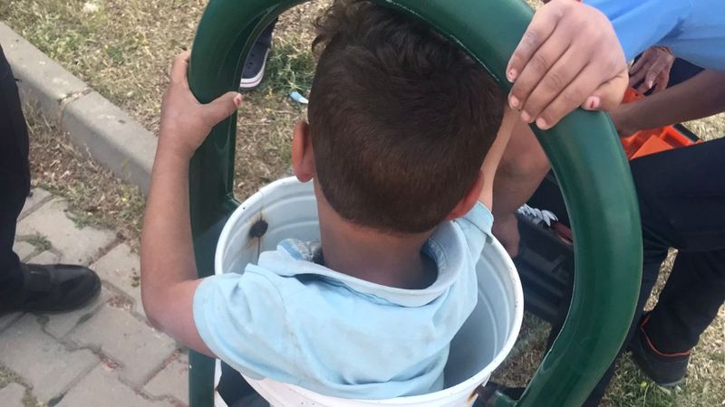 Gaziantep'te saklanmak için çöp kovasına giren çocuğu itfaiye kurtardı