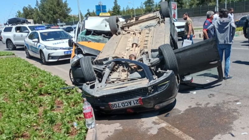 Diyarbakır'da araç takla attı: Sürücü hayatını kaybetti