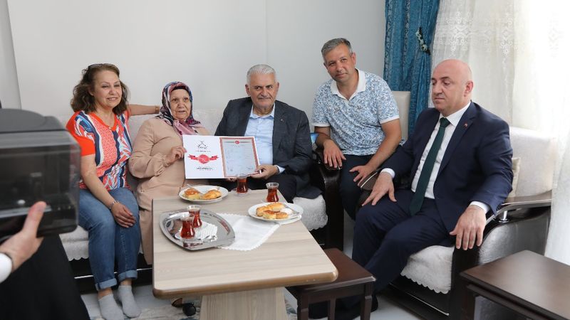 Binali Yıldırım, Neriman Teyze'nin çay davetini kırmadı