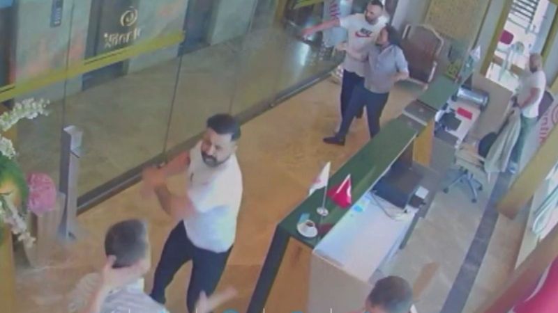 Beylikdüzü'nde, Mısırlı iş adamı ve çalışanlarının darbedilme anları kamerada