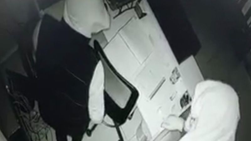 Ağrı'daki küçük hırsız elindeki televizyonla polise yakalandı