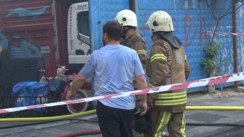 Ümraniye'de hurdalık deposu alev alev yandı