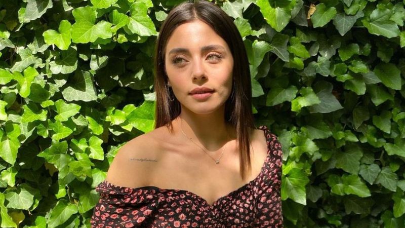 Emanet'in Seher'i Sıla Türkoğlu mini elbisesiyle bacak şov yaptı! 'Gözümüzü alamadık'