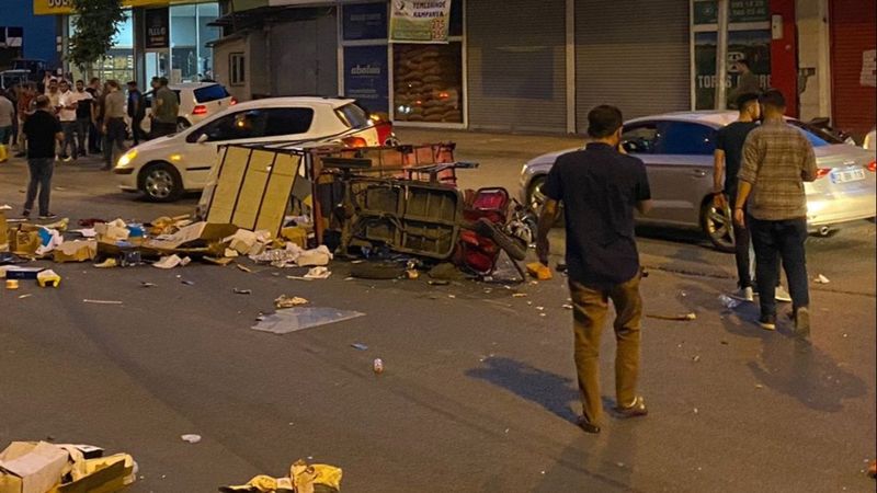 Adıyaman'da kağıt toplama aracıyla otomobil çarpıştı