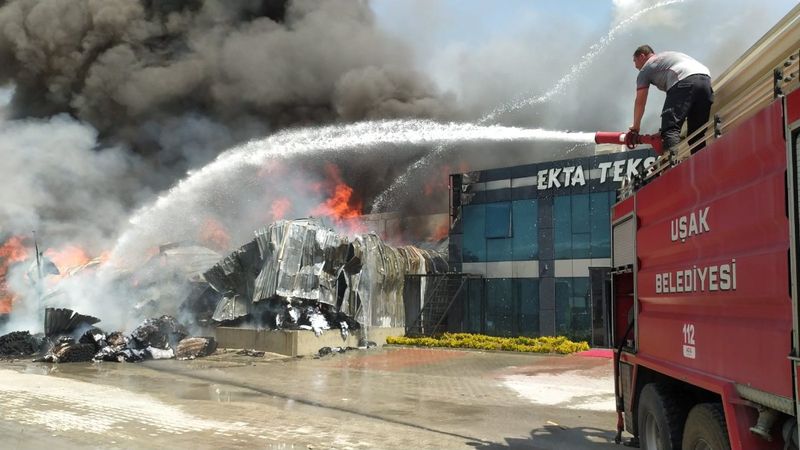 Uşak'ta iplik fabrikasında yangın