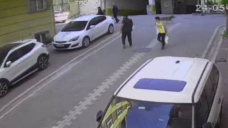 Esenyurt'ta köpeklerin düşürdüğü metal aksamı, hırsız çaldı