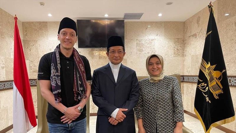 Mesut Özil, Cakarta'da cuma namazı kıldı