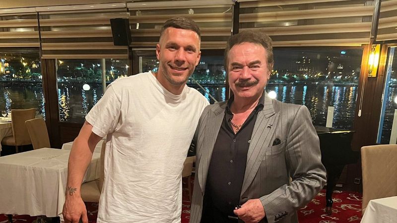 Lukas Podolski, Orhan Gencebay'la bir arada