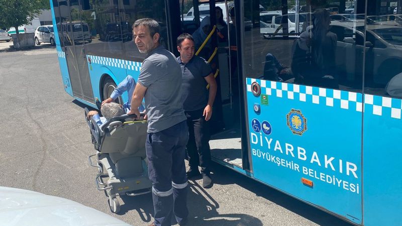 Diyarbakır'da otobüste fenalaştı: Sürücü hastaneye yetiştirdi