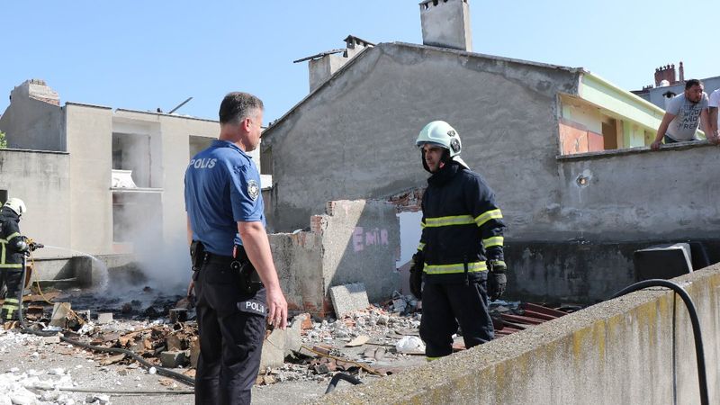 Samsun'da çatıda çıkan yangın plastik malzemelere sıçradı