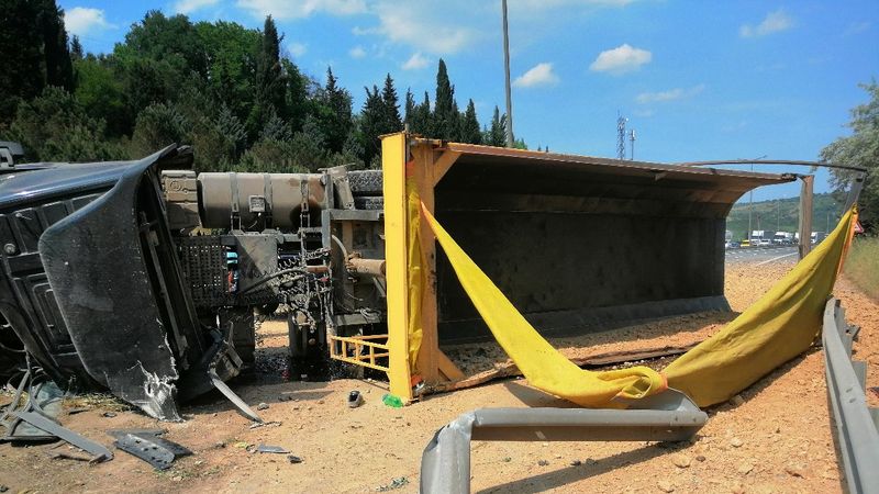 Kocaeli'de devrilen kamyondaki hafriyat yola saçıldı
