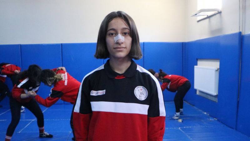 Hakkarili sporcu, Fransa'daki güreş müsabakalarında dünya üçüncüsü oldu