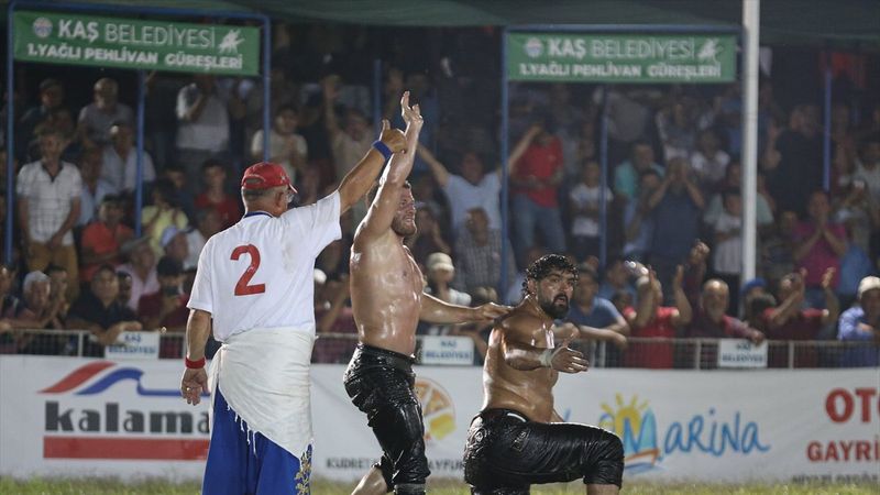 Antalya'da Kaş Belediyesi 1. Yağlı Güreşleri başpehlivanı İsmail Balaban oldu