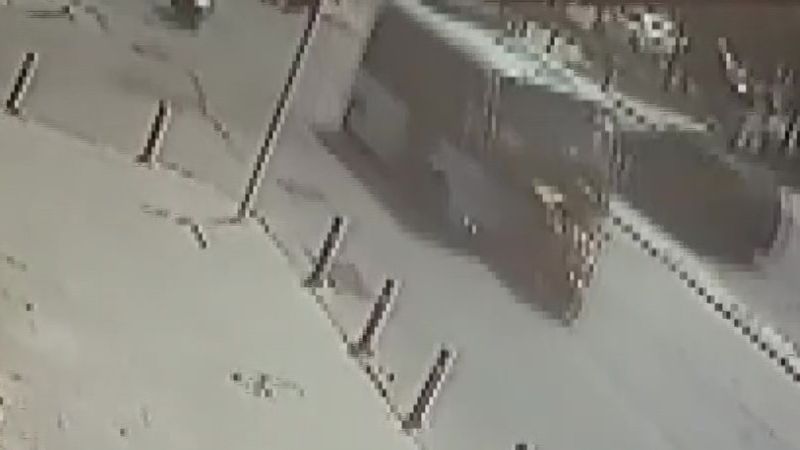 Maltepe'deki minibüsçü, motosikletliyi önünde sürükledi