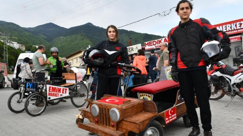 Artvin'de hurdalardan yaptıkları araçlarla yarıştılar