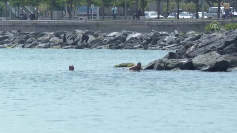 İstanbullular Boğaz'ın serin sularında serinledi