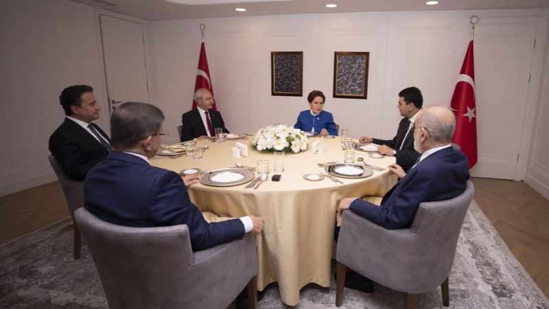 Muhalefetin 6'lı masası Gelecek Partisi Genel Merkezi'de bir araya geldi