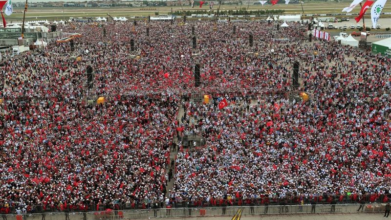 İstanbul'daki fetih kutlamalarına 560 bin kişi katıldı
