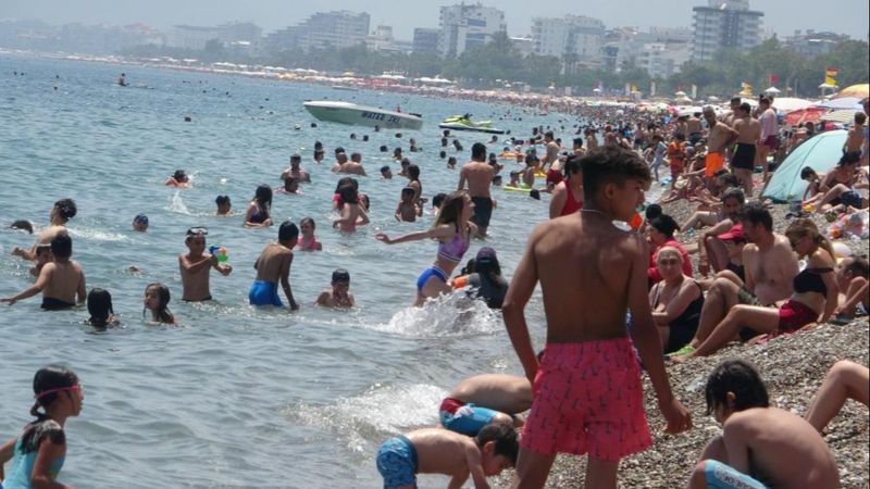 Antalya'da sıcak havadan bunalanlar denize kaçtı