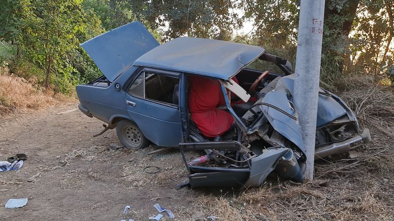 İzmir'de çalıntı araçla kaza: 2 çocuk ağır yaralı