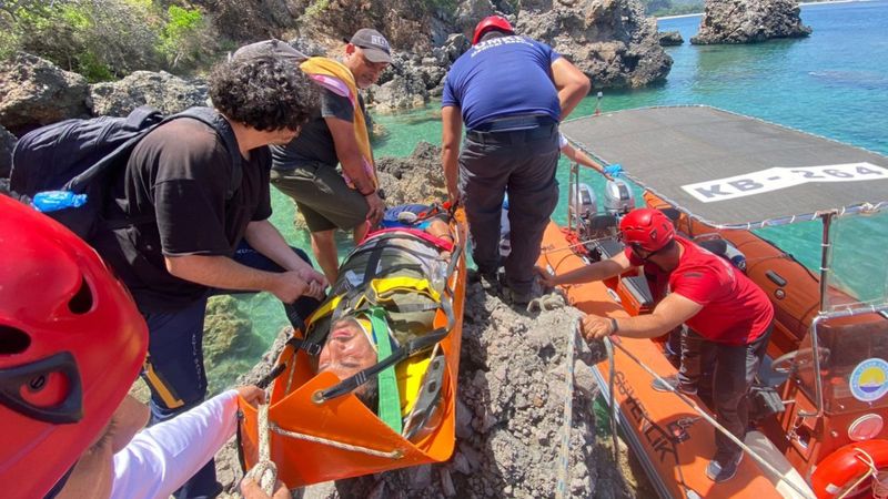 Antalya'da balık tutmak isterken kayalıklara düştü