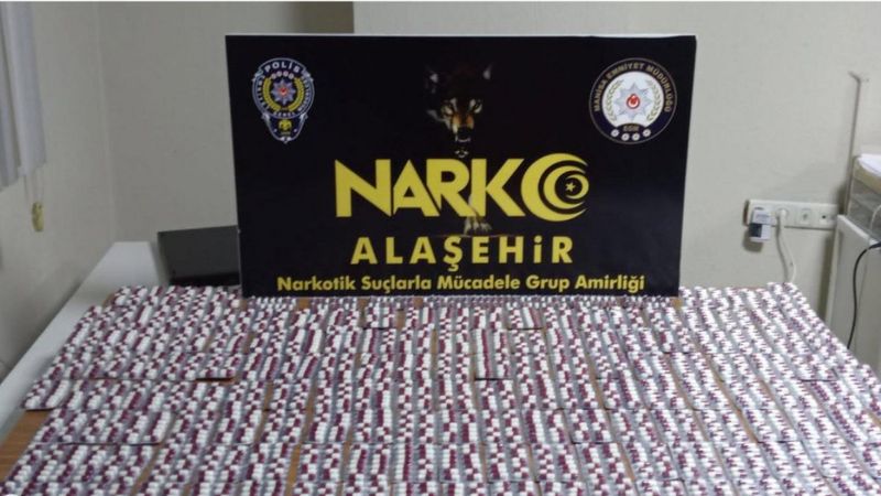 Manisa'da bir evde 2 bin 72 sentetik bulundu