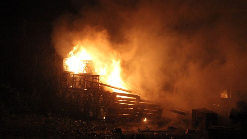 Kocaeli'de kereste fabrikasında yangın