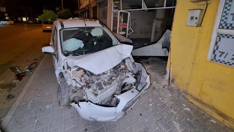 Adana'da motosiklet sürücünü ezmemek için direksiyon kırdı, iş yerine daldı