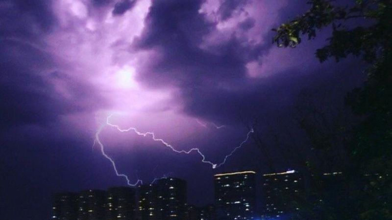 Ankara’da, şimşekler gökyüzünü aydınlattı