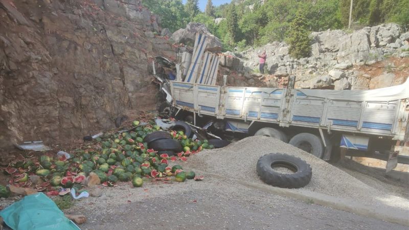 Konya'da karpuz yüklü kamyon kayalıklara çarptı: 1 ölü