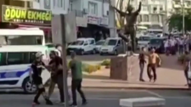 İzmir'de motosikletli şahıs, ceza yazan polise saldırdı