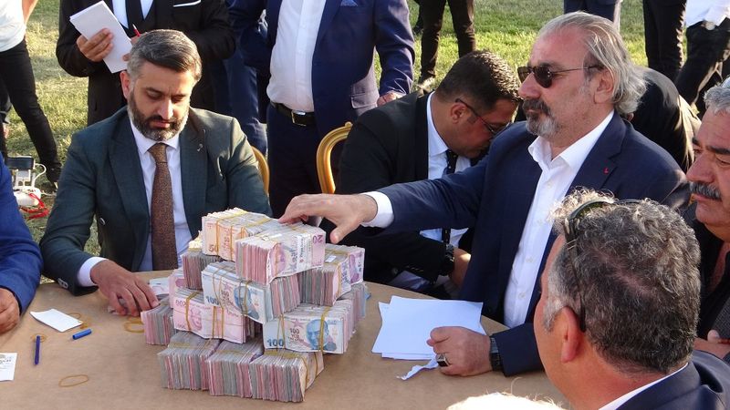 Van'da aşiret düğününde 7 milyon liralık takı takıldı