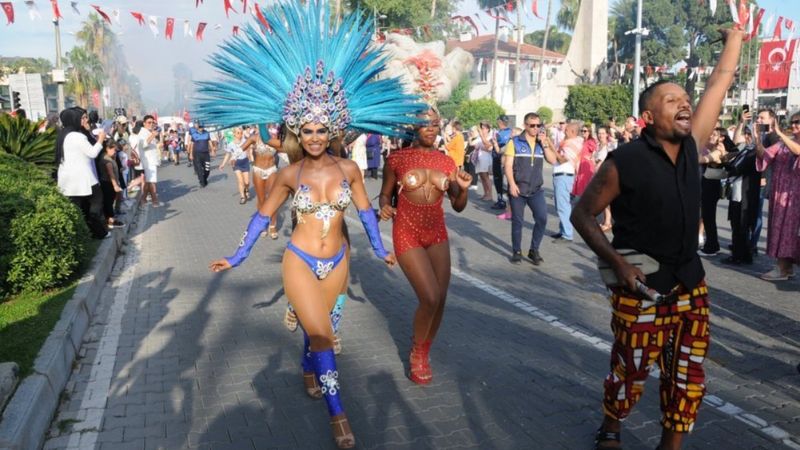 Alanya'daki turizm festivalinde Rio kızları sokaklarda yürüdü