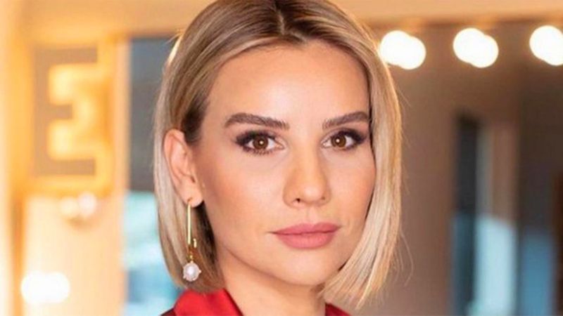 Esra Erol'un tatil kombini eleştiri yağmuruna tutuldu, fiziği olay oldu! 'Üstünü giymişsin altını unutmuşsun'