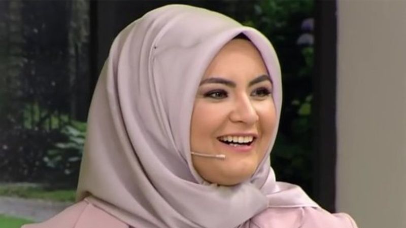 Açıldıkça açılan gelin adayı Hanife Gürdal mavi bikiniden siyah tayta geçti! Tesettürlü kareleri tarih oldu..