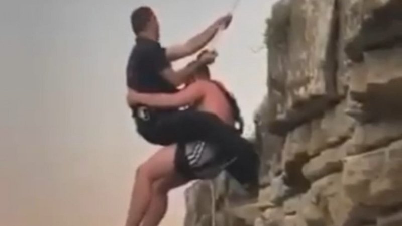 Kocaeli'de 20 metrelik kayada mahsur kaldı