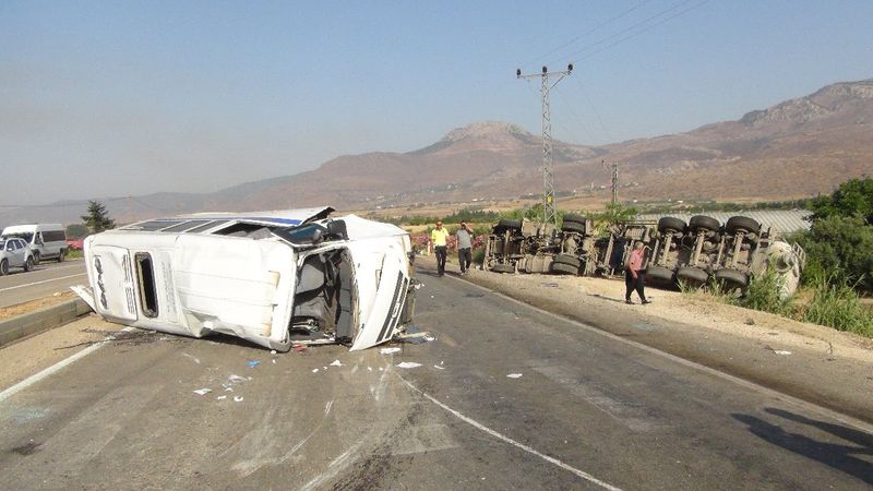 Mersin'de öğrenci servisi kaza yaptı: Yaralılar var