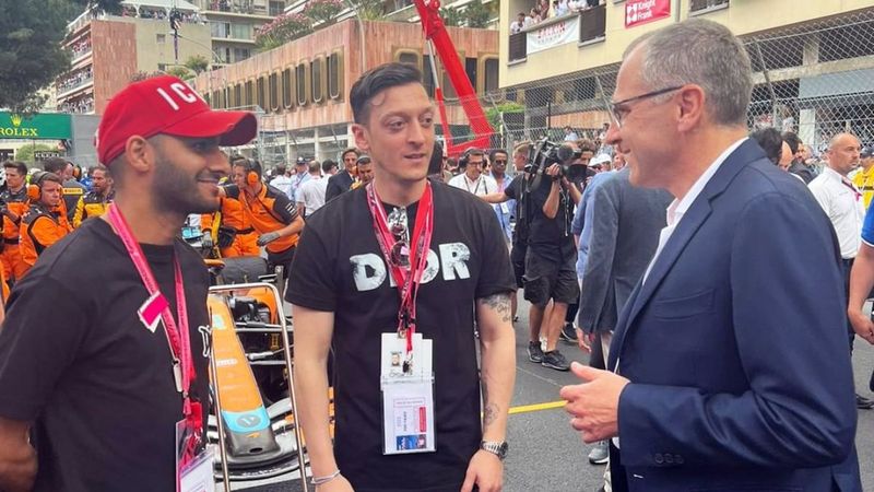 Mesut Özil, Formula 1 pistine indi