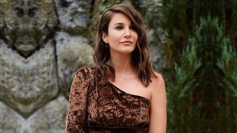 Geniş Aile'nin Zeynep'i dekoltesi ve kıvraklığıyla görenin aklını aldı!