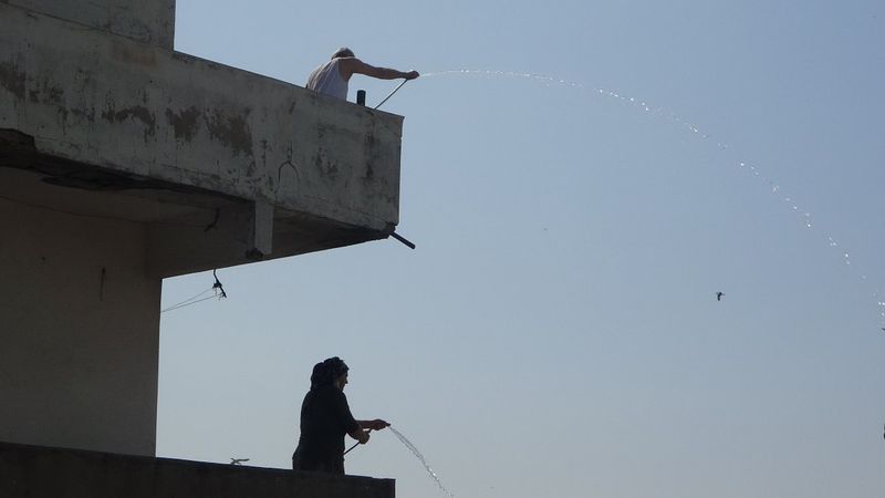 Pendik'te yangına mahalleli müdahalesi