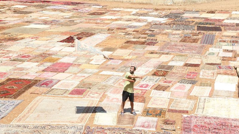 Antalya'da el dokuması halılar, tarlalara serildi