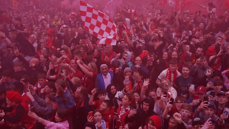Liverpool taraftarı, Şampiyonlar Ligi finalini kaybeden takımlarını şarkılarla karşıladı