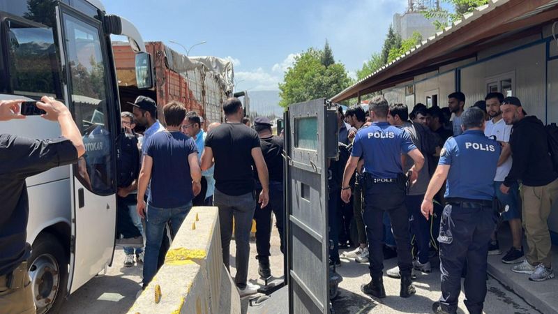 Kütahya'da kamyonun kasasından 92 düzensiz göçmen çıktı