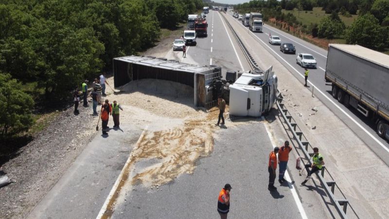 Afyonkarahisar'da kum yüklü tır bariyerlere çarptı