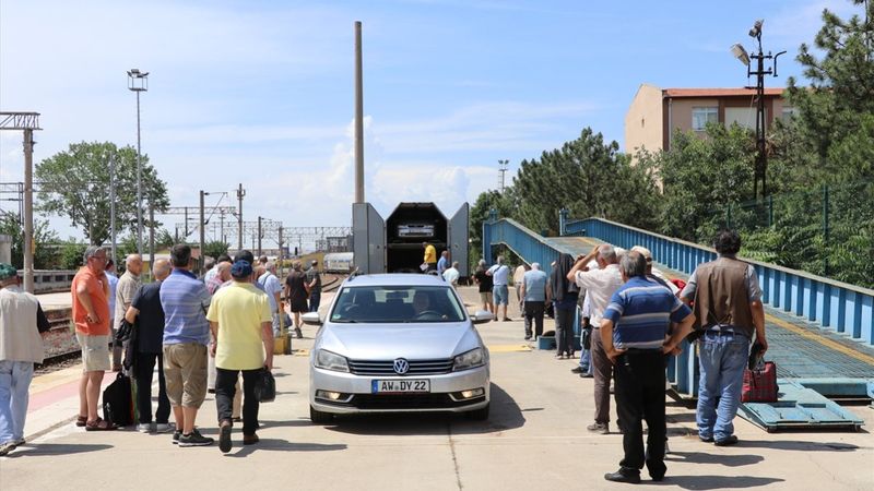 Tatilci gurbetçiler Edirne'den Türkiye'ye girmeye başladı