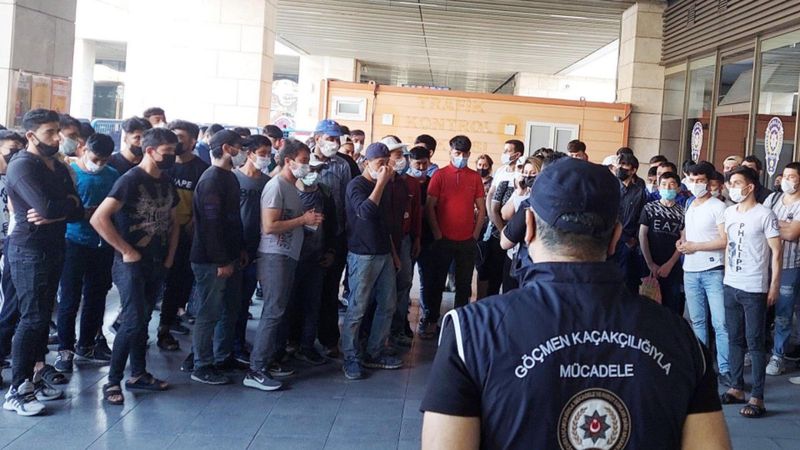 Denizli'de göçmen operasyonu: 85 kişiye sınır dışı