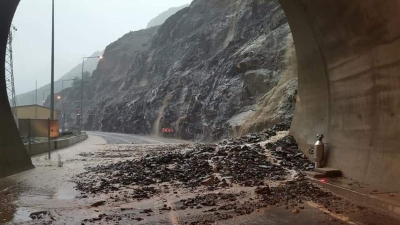 Artvin'de heyelan: Araçlar tünelde mahsur kaldı